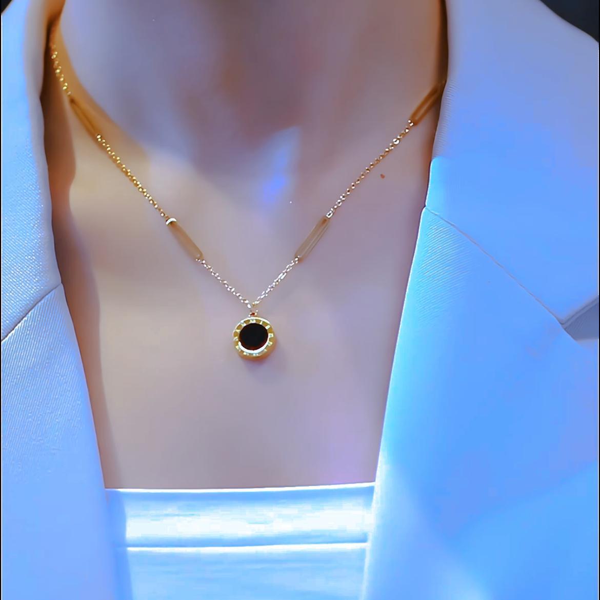 COLLAR DAFNE EN ACERO INOXIDABLE CON BAÑO DE ORO DE 18K (colgante de doble cara)