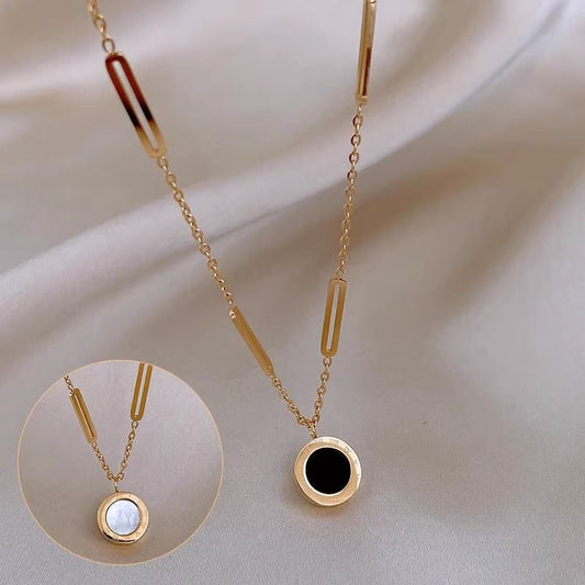 COLLAR DAFNE EN ACERO INOXIDABLE CON BAÑO DE ORO DE 18K (colgante de doble cara)