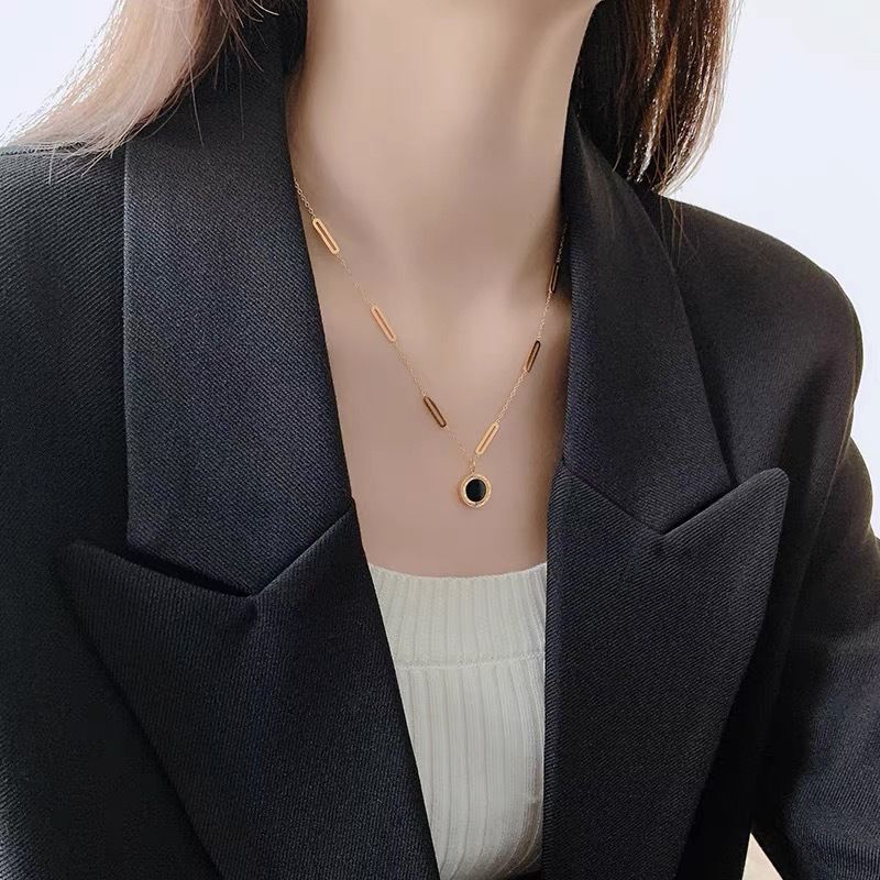 COLLAR DAFNE EN ACERO INOXIDABLE CON BAÑO DE ORO DE 18K (colgante de doble cara)