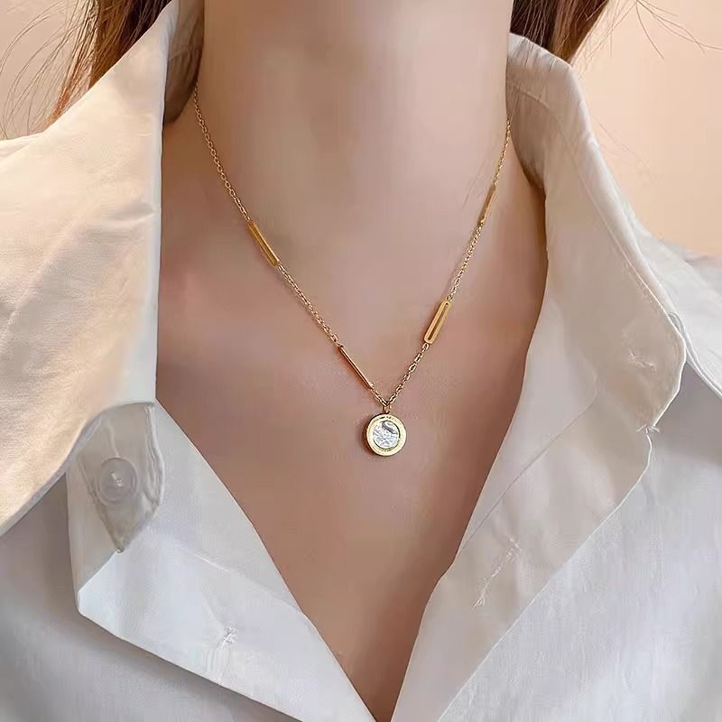COLLAR DAFNE EN ACERO INOXIDABLE CON BAÑO DE ORO DE 18K (colgante de doble cara)